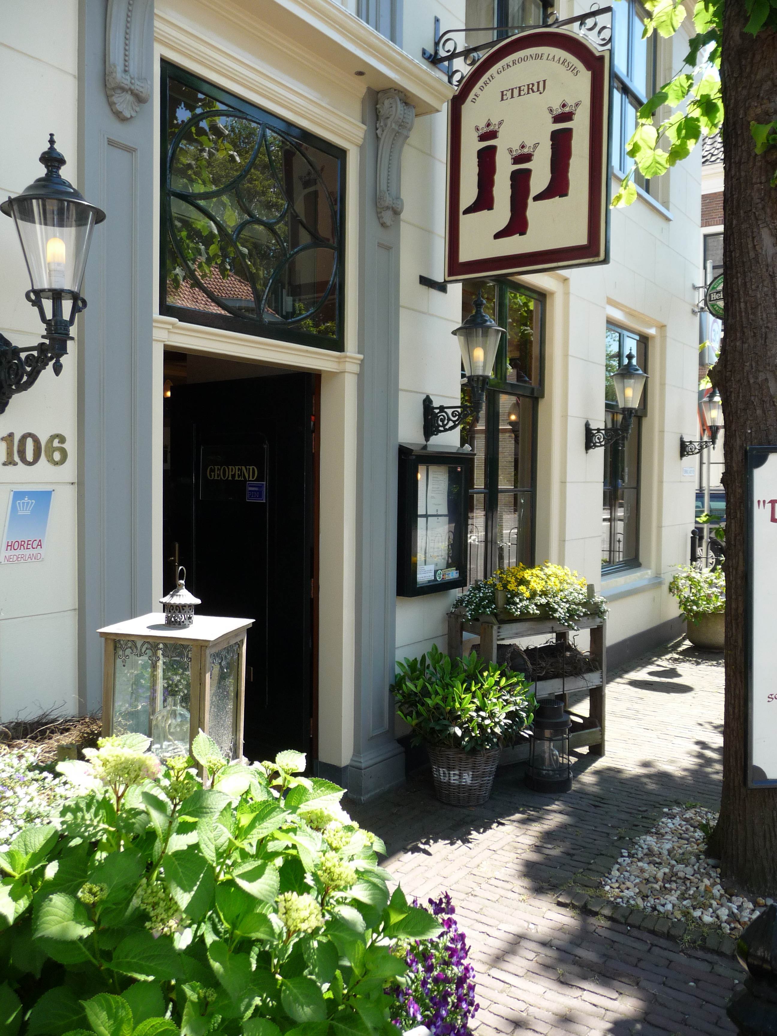 Eterij de drie gekroonde laarsjes