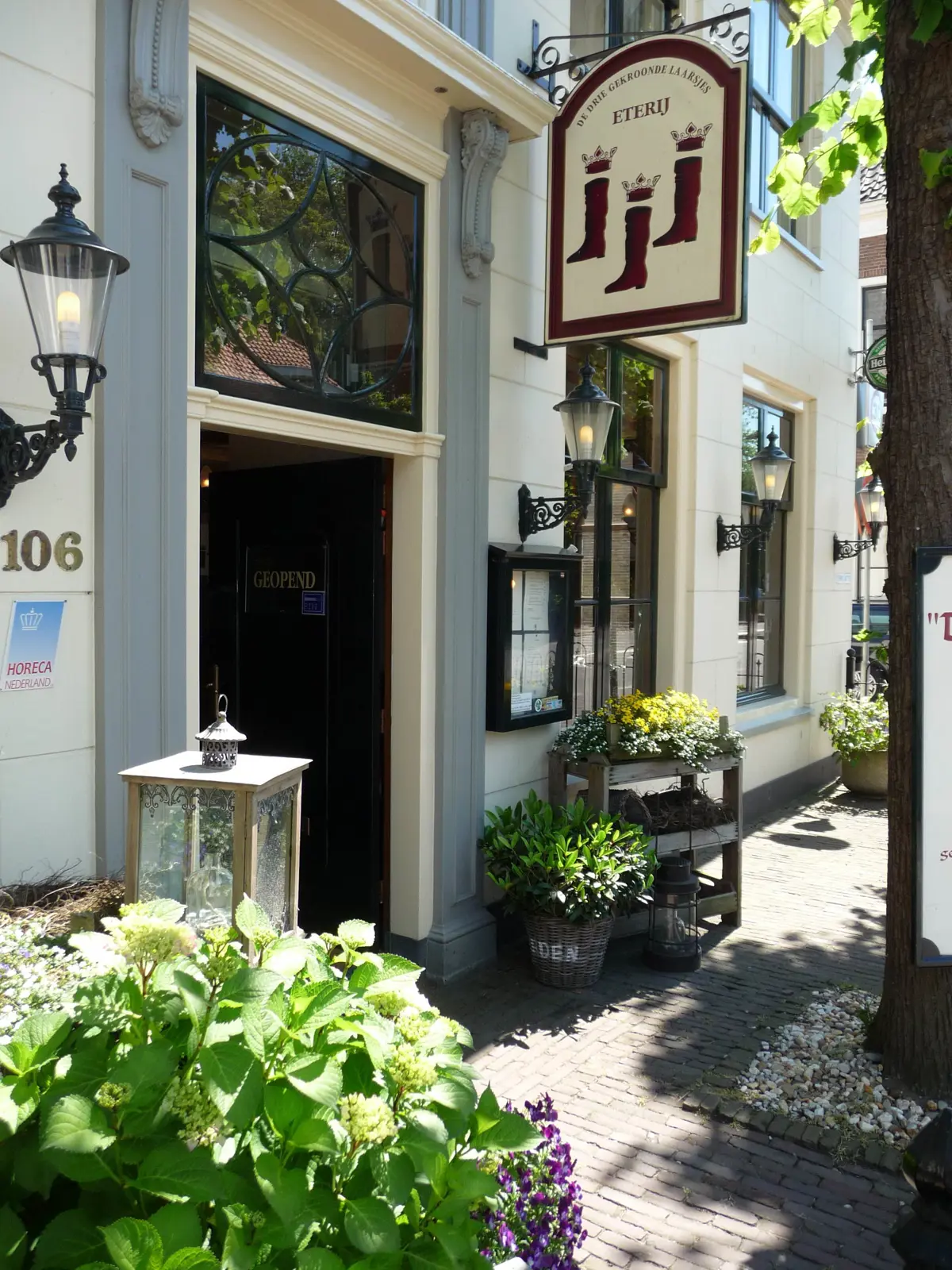 Eterij de drie gekroonde laarsjes logo