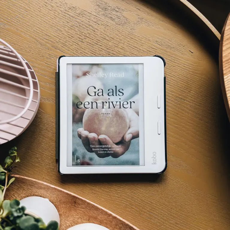 Kobo e-reader ligt op tafel.